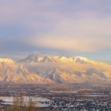 Timpanogos Dağı 'nın fotoğraf kare çerçevesi karla kaplanmış ve gün batımında aydınlatılmış.