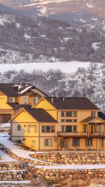 Tepe gibi bir mahallede dikey evler kış karı ve gün batımında manzaralı manzaralar.