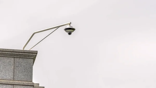 Marco panorámico Cámara de seguridad cctv exterior instalada en la esquina del techo de un edificio —  Fotos de Stock