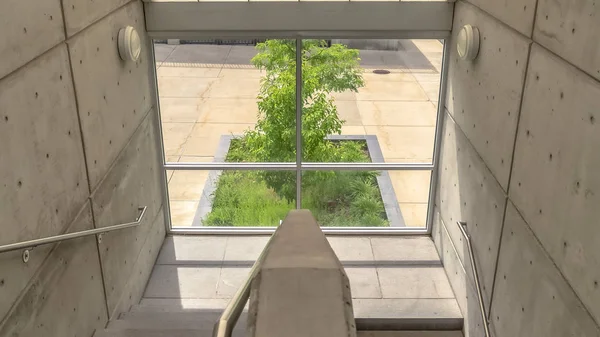 Panorama frame Vôo de escadas com corrimãos de metal dentro de um edifício sob telhado de vidro — Fotografia de Stock