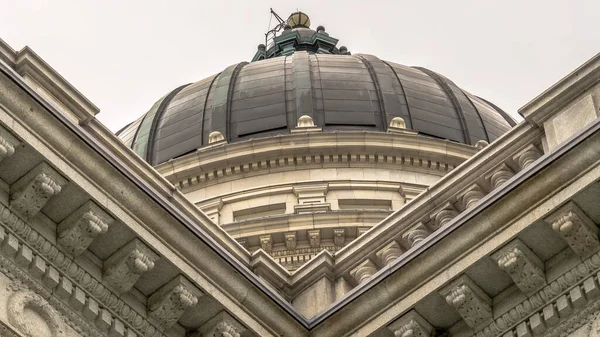 Panorama Utah State Capitol edificio y cúpula en Salt Lake City contra cielo nublado brillante. —  Fotos de Stock