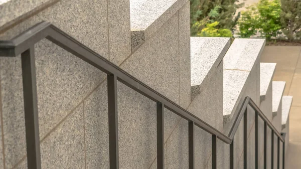 Panorama buitentrap van een gebouw met grijze metalen leuningen tegen zijwand — Stockfoto