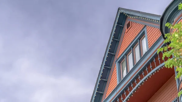 Panorama Casa con barandillas grises de pared roja balcón y sala redonda contra el cielo nublado — Foto de Stock