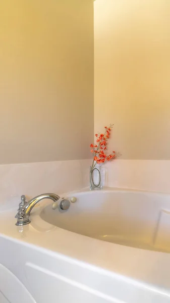 Vertical Construído em banheira com torneira de aço inoxidável e superfície brilhante dentro do banheiro — Fotografia de Stock