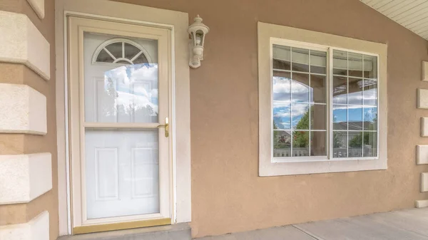 全景前廊白色前门，家门口有玻璃窗和窗玻璃 — 图库照片