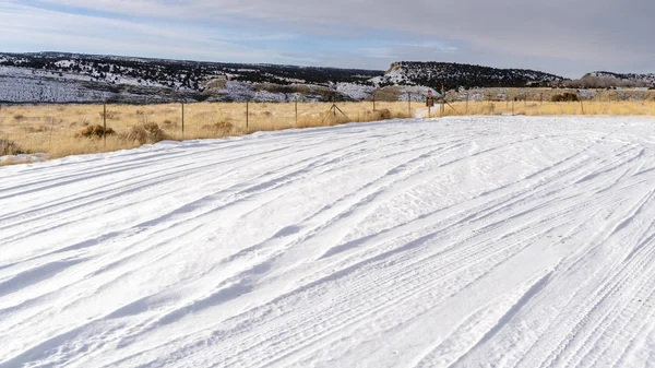 Panorama Close up de neve branca fresca cobrindo um terreno expansivo durante a temporada de inverno — Fotografia de Stock