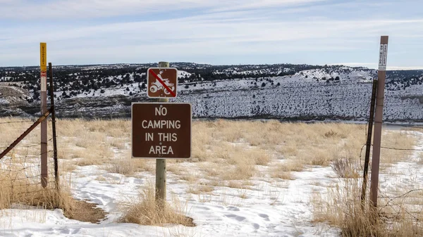 Panorama Señales de advertencia y cerca de alambre en una colina cubierta con nieve blanca en invierno — Foto de Stock