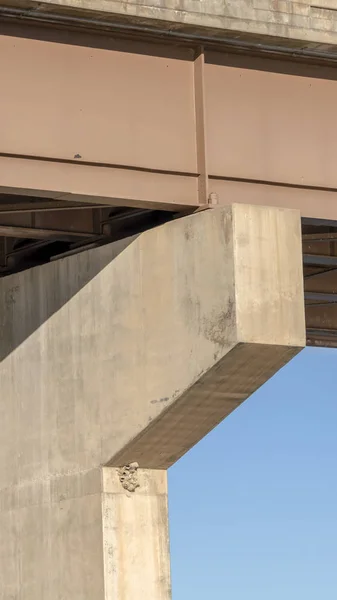 Marco vertical Cierre del estribo que soporta la envergadura de un puente de vigas en un día soleado —  Fotos de Stock