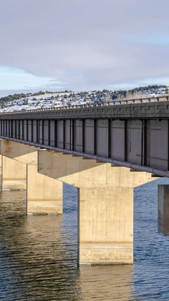 Bir kiriş köprüsünün altındaki güverteyi destekleyen ayakların dikey çerçeve görüntüsü