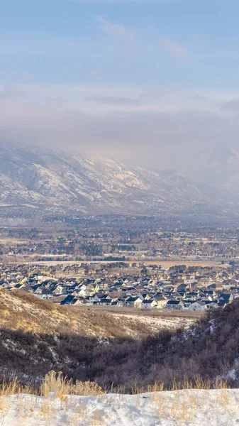 Dikey çerçeve, çimenlerle kaplı ve soğuk bir kış gününde taze karla örtülü.
