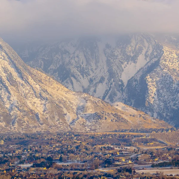 Plaza del Monte Timpanogos en un frío día de invierno contra el cielo azul con casas en el valle — Foto de Stock