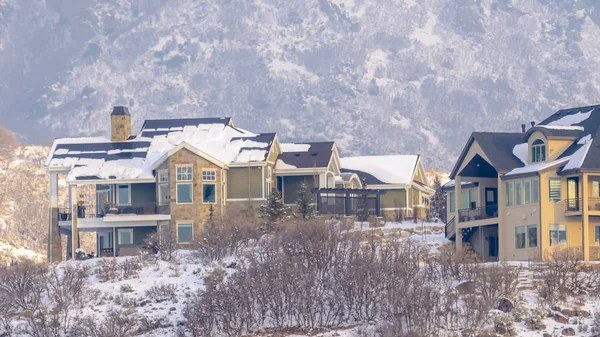 Panorama Hilly terreno residencial con casas encantadoras y belleza natural nevada — Foto de Stock