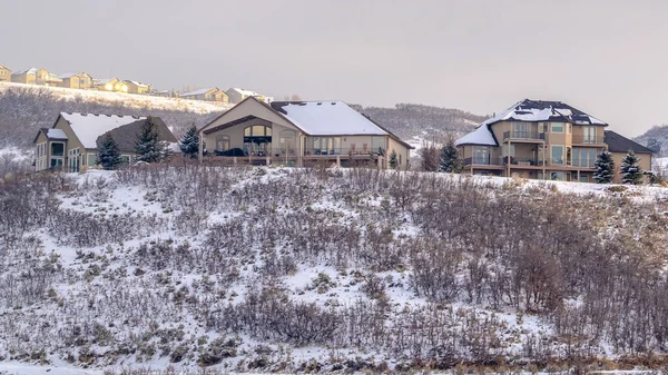 Foto Panorama Zona residencial tranquila en una colina cubierta de nieve fresca en un día de invierno — Foto de Stock