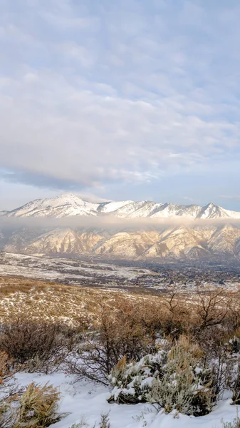 Foto Cornice verticale Vista panoramica del monte Timpanogos e della valle innevata in inverno — Foto Stock