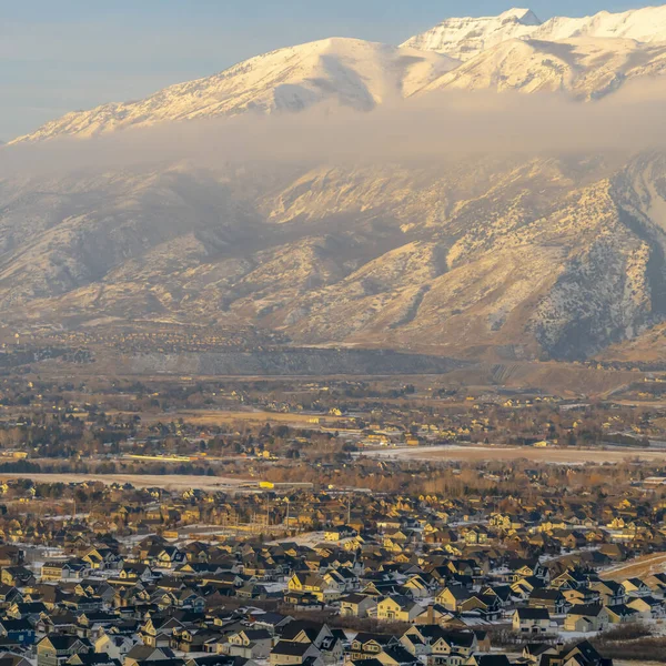 Foto Plaza Casas residenciales con increíbles vistas panorámicas del nevado Monte Timpanogos en invierno — Foto de Stock