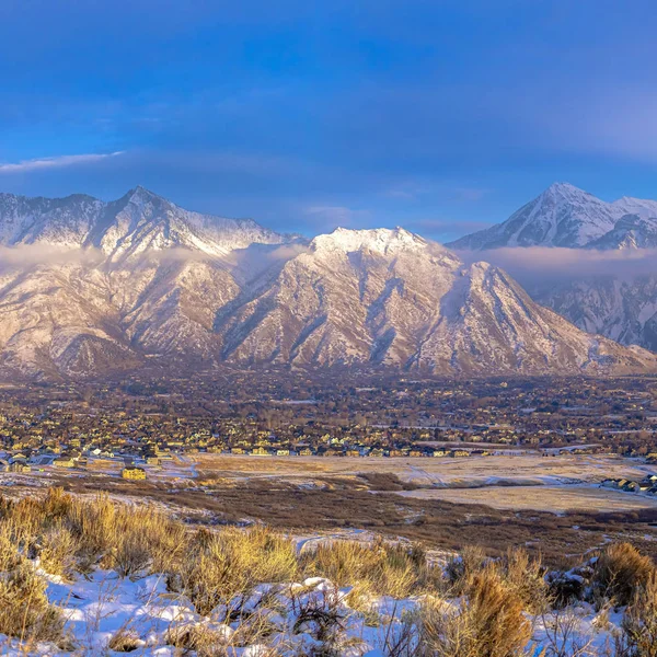 Náměstí Panoramatický výhled na horu Timpanogos a rezidence přikryté sněhem v zimě — Stock fotografie