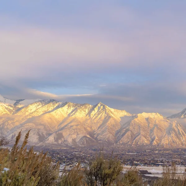 Timpanogos Dağı 'nın kare çerçevesi karla kaplanmış ve gün batımında aydınlatılmış. — Stok fotoğraf