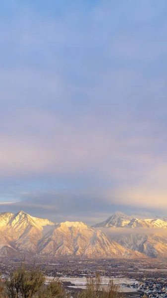 Foto Panorama vertical del Monte Timpanogos esmerilado con nieve e iluminado al atardecer — Foto de Stock