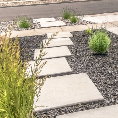 Kare çerçeve, kaldırımlı yola çıkan taş basamaklı patika.