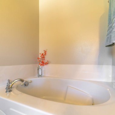 Banyonun içinde paslanmaz çelik musluk ve parlak yüzey olan küvette inşa edilmiş.