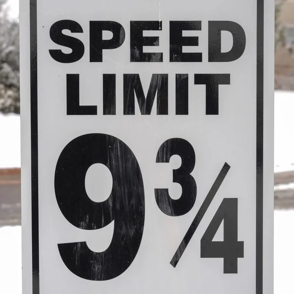 Photo Square Speed Limit sign with road and snow covered ground in the blurry background — Stock Photo, Image