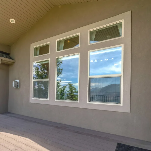 Kwadratowa rama Taras słoneczny domu z drewnianą podłogą metalowy balustrada i biały sufit — Zdjęcie stockowe