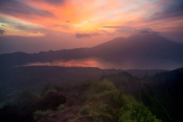 Sonnenaufgang auf dem Gipfel des Vulkans Batur, Bali, Indonesien — Stockfoto