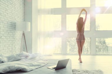 mutlu genç kadın germe