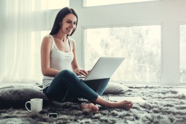  kadın ile bir dizüstü bilgisayar çalışıyor