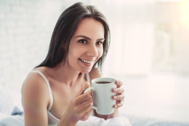 Sevimli genç kadın evde