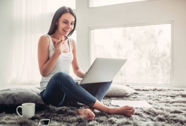  kadın ile bir dizüstü bilgisayar çalışıyor