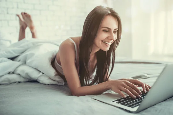 Mujer trabajando con un portátil — Foto de Stock