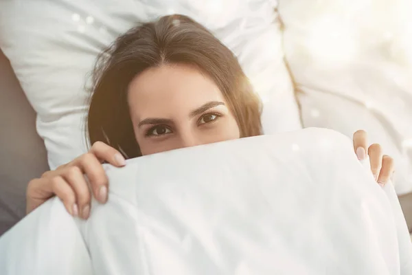 Encantadora joven en casa — Foto de Stock