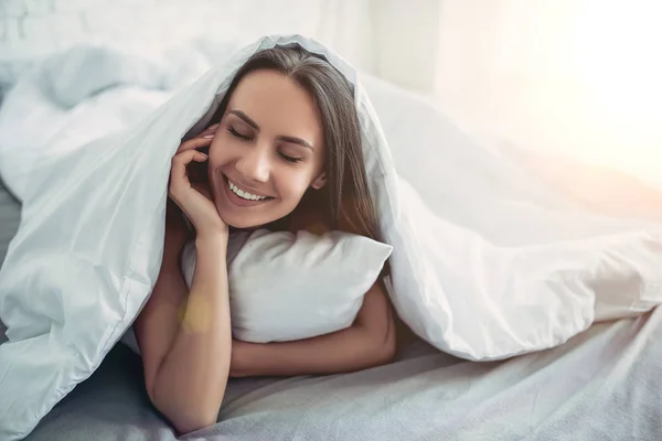 Encantadora joven en casa — Foto de Stock