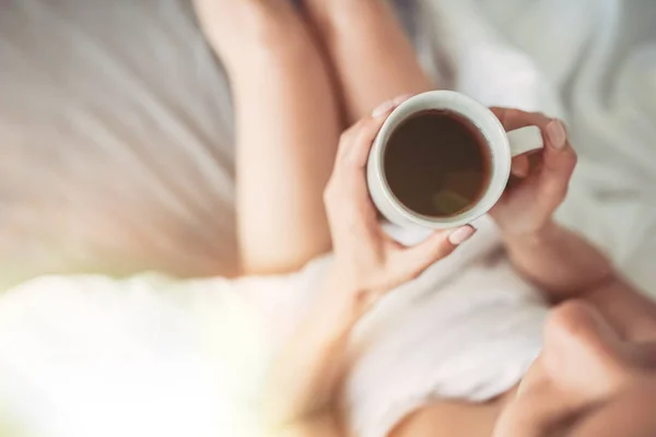 Encantadora joven en casa — Foto de Stock