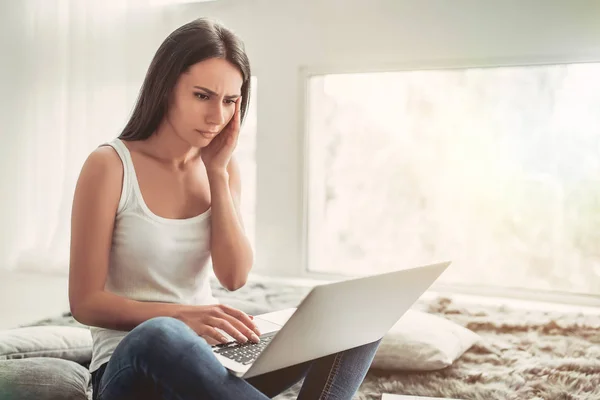 Mujer trabajando con un portátil — Foto de Stock