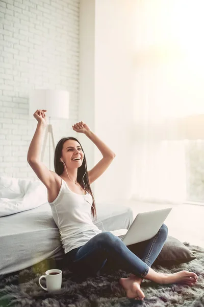 Mujer en auriculares está escuchando música — Foto de Stock