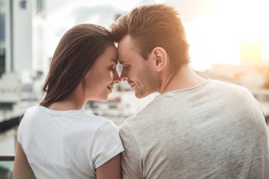 Çift geri kalan şehirde yaşıyor.