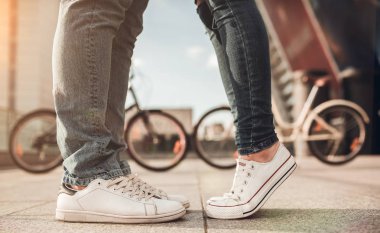 Bisiklet ile Romantik Çift