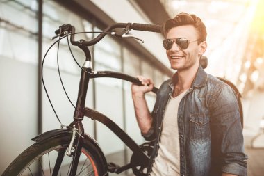 Bisiklet ile şık adam