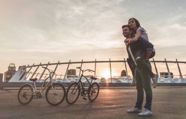 Şehirde bisiklet ile Romantik Çift