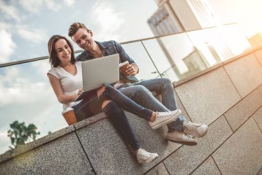  Dizüstü bilgisayar kullanan çift