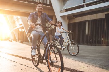 Çift Bisiklet beraber yaşıyor 