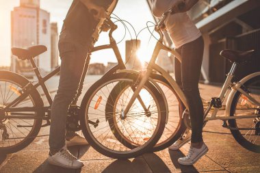 Şehirde bisiklet ile Romantik Çift