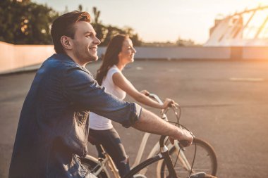 Çift Bisiklet beraber yaşıyor 