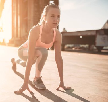 Kız bir crouch Başlat.