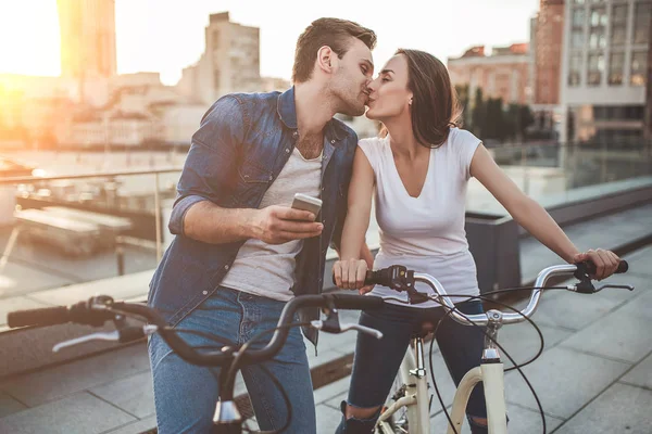 Romantisches Paar mit Fahrrädern in der Stadt — Stockfoto