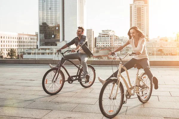 Paar is plezier maken met fietsen — Stockfoto