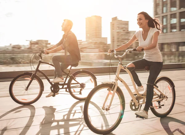 Paar is fietsen in de stad — Stockfoto