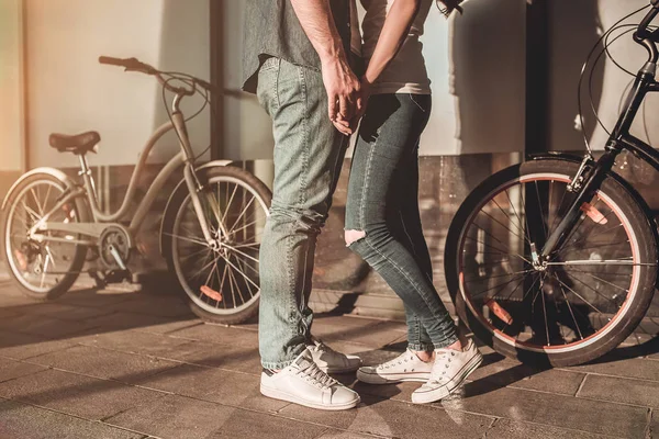 Casal romântico com bicicletas — Fotografia de Stock